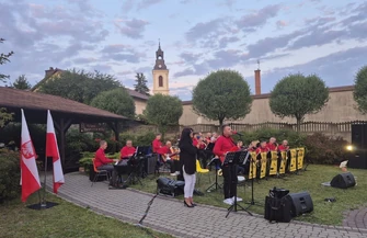 Koncert Muzyka dla Pokoju odbył się w Ogródku Literackim przy Gminnej Bibliotece Publicznej w Rozprzy z okazji Święta Wojska Polskiego.