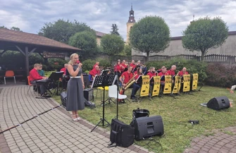 Koncert Muzyka dla Pokoju odbył się w Ogródku Literackim przy Gminnej Bibliotece Publicznej w Rozprzy z okazji Święta Wojska Polskiego.