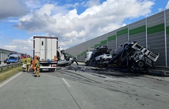 Zderzenie dwóch ciężarówek na A1 pod Piotrkowem. Z lawety spadły nowe samochody