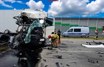 Zderzenie dwóch ciężarówek na A1 pod Piotrkowem. Z lawety spadły nowe samochody