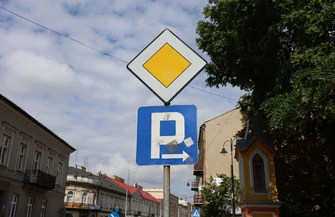 Krzywe znaki i problem ze studzienką. Mieszkaniec pyta o remont przy Wojska Polskiego