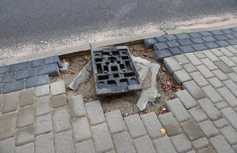 Krzywe znaki i problem ze studzienką. Mieszkaniec pyta o remont przy Wojska Polskiego