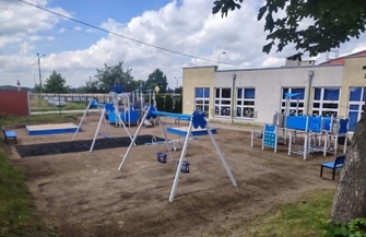 Remont placu zabaw przy Szkole Podstawowej w Gomulinie