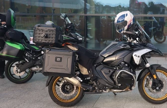 Trzej pisarze na motocyklach. Literacki rajd dla Dawida zawitał do Piotrkowa