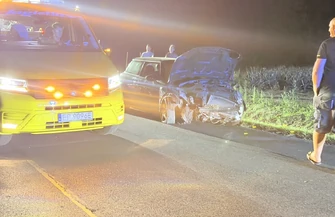 Mini Cooper wypadł z drogi i uderzył w przepust. Groźne zdarzenie na Zalesickiej
