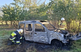 Pożar dwóch samochodów w Woli Rokszyckiej pod Piotrkowem. Jedno auto spłonęło doszczętnie. Wszystko wskazuje na podpalenie