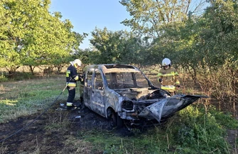 Pożar dwóch samochodów w Woli Rokszyckiej pod Piotrkowem. Jedno auto spłonęło doszczętnie. Wszystko wskazuje na podpalenie