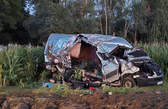 Mercedes uderzył w drzewo i wpadł w kukurydzę. Kierowca miał ponad 2,5 promila