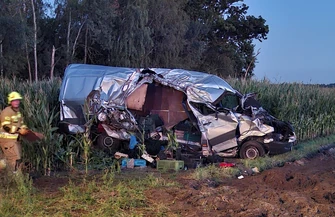 Groźny wypadek w Zawodziu w gminie Czarnocin. Kierujący dostawczym Mercedesem z 25 promila uderzył w drzewo i wpadł w pole kukurydzy