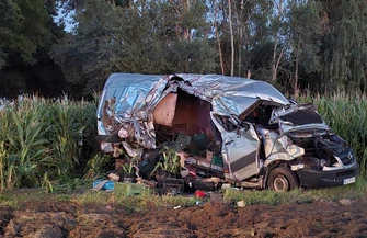 Groźny wypadek w Zawodziu w gminie Czarnocin. Kierujący dostawczym Mercedesem z 25 promila uderzył w drzewo i wpadł w pole kukurydzy