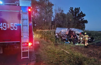 Groźny wypadek w Zawodziu w gminie Czarnocin. Kierujący dostawczym Mercedesem z 25 promila uderzył w drzewo i wpadł w pole kukurydzy