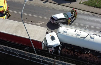 Tir wjechał w osobówkę i ciężarówkę. Kilkuletni chłopiec zabrany przez LPR