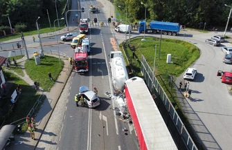 Tir wjechał w osobówkę i ciężarówkę. Kilkuletni chłopiec zabrany przez LPR