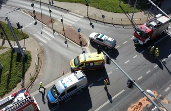 Tir wjechał w osobówkę i ciężarówkę. Kilkuletni chłopiec zabrany przez LPR