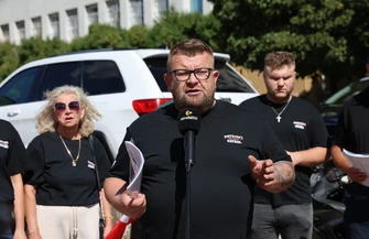 Facet przebrany w sukienkę. Burzliwa konferencja o edukacji zdrowotnej w Piotrkowie