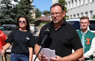 Facet przebrany w sukienkę. Burzliwa konferencja o edukacji zdrowotnej w Piotrkowie