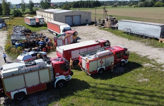 Wyciek chemikaliów z nielegalnego składowiska w Rozprzy. Interweniowała grupa chemiczna