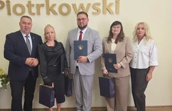 Nauczyciele z powiatu piotrkowskiego odebrali akty mianowania