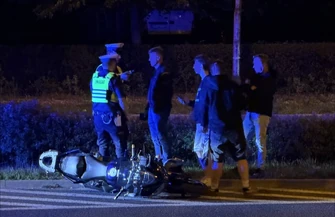 Motocyklista zderzył się z osobówką w Piotrkowie. Kierowca dostał ponad tysiąc złotych mandatu