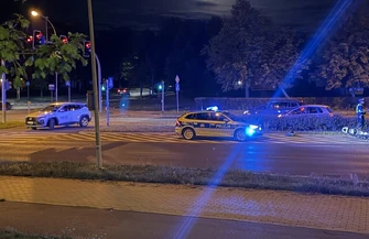 Motocyklista zderzył się z osobówką w Piotrkowie. Kierowca dostał ponad tysiąc złotych mandatu