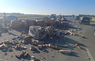 Kartony rozsypały się na autostradzie A1. Są ogromne utrudnienia