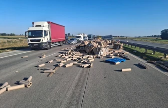 Kartony rozsypały się na autostradzie A1. Są ogromne utrudnienia