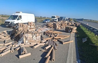 Kartony rozsypały się na autostradzie A1. Są ogromne utrudnienia
