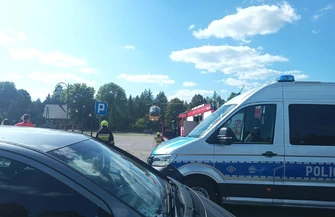 Wypadek w Skotnikach. 15-letni rowerzysta wjechał pod jadącego Mercedesa. Lądował LPR