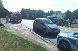 Wypadek w Skotnikach. 15-letni rowerzysta wjechał pod jadącego Mercedesa. Lądował LPR