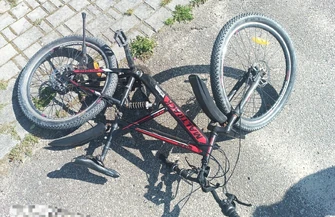 Wypadek w Skotnikach. 15-letni rowerzysta wjechał pod jadącego Mercedesa. Lądował LPR