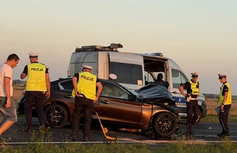 22-latka zginęła w koszmarnym wypadku na DK91 pod Piotrkowem w Longinówce. 19-latek w Infiniti wyprzedzał kilka pojazdów i zderzył się czołowo z Audi. Droga całkowicie zablokowana