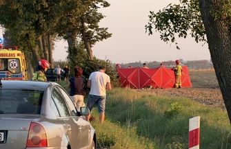 22-latka zginęła w koszmarnym wypadku na DK91 pod Piotrkowem w Longinówce. 19-latek w Infiniti wyprzedzał kilka pojazdów i zderzył się czołowo z Audi. Droga całkowicie zablokowana