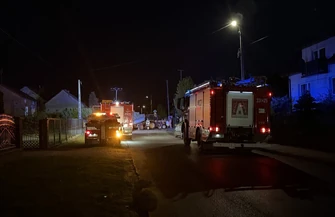 Traktor z sianem zderzył się z osobówkami. Jedna osoba trafiła do szpitala