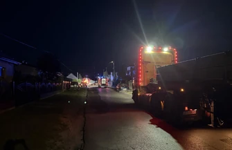Traktor z sianem zderzył się z osobówkami. Jedna osoba trafiła do szpitala