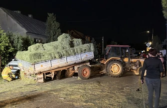 Traktor z sianem zderzył się z osobówkami. Jedna osoba trafiła do szpitala