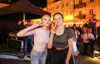 Tłumy mieszkańców na ostatniej potańcówce na Rynku Trybunalskim. Wszystko w ramach miejskiego zakończenia wakacji. Na kolejną imprezę na parkiecie pod chmurką trzeba zaczekać do przyszłego roku