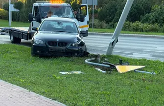 Nie zapanowała nad czarnym BMW, ścięła latarnie i znak