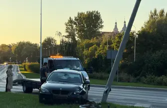 BMW wpadło na latarnię. Kierująca nie zapanowała nad samochodem i ścięła znak