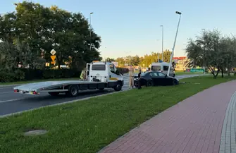 BMW wpadło na latarnię. Kierująca nie zapanowała nad samochodem i ścięła znak