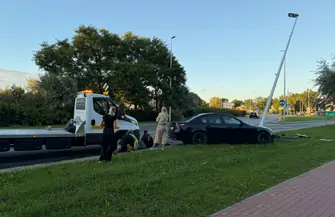 BMW wpadło na latarnię. Kierująca nie zapanowała nad samochodem i ścięła znak