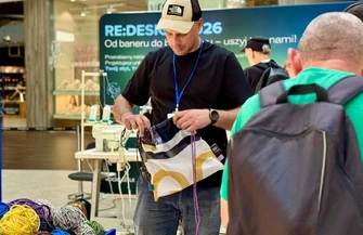 Warsztaty upcyklingowe w galerii Focus Mall. Ze starych banerów reklamowych powstaną unikatowe workoplecaki