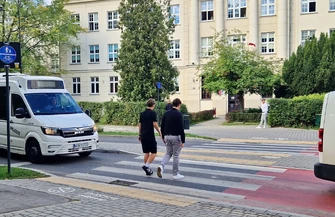 Uczniowie idą do parku kierowcy stoją w korku. Czy tak być musi