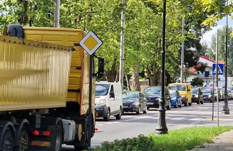 Uczniowie idą do parku kierowcy stoją w korku. Czy tak być musi