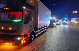 Śmiertelny wypadek na A1. Bus najechał na ciężarówkę