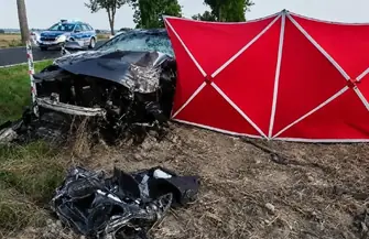 Policja szuka świadków śmiertelnego wypadku pod Piotrkowem. Kierowca wyprzedzał inne auta