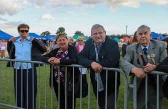 Dożynki Powiatowo-Gminne 2026 w Czarnocinie w powiecie piotrkowskim. Piękni i Młodzi rozgrzali publiczność na koncercie pojawiły się tłumy