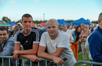 Dożynki Powiatowo-Gminne 2026 w Czarnocinie w powiecie piotrkowskim. Piękni i Młodzi rozgrzali publiczność na koncercie pojawiły się tłumy