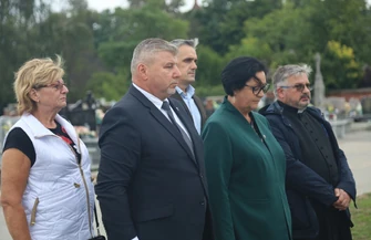 Pamięć modlitwa i hołd. Sulejów upamiętnił ofiary bombardowania