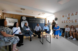 Dziady wybrzmiały w Jarostach. 15. edycja Narodowego Czytania w Szkole Podstawowej im. Margarethy Kamprad w Jarostach