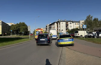 Nie zauważył dzieci z rowerami na przejeździe i potrącił starszego z nich. 9-latek trafił do szpitala. Groźny wypadek na Modrzewskiego w Piotrkowie